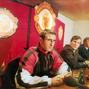 Eric Cantona signs for Manchester United