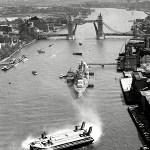 Un hovercraft passant sous le pont de Londres. Un hovercraft passant sous le pont de Londres.