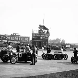 1931 French Grand Prix. Montlhery, France. 21 June 1931. Cars form on the grid, left-to-right: Enzo Grimaldi/Borgait, Bugatti T35C, Louis Chiron/Achille Varzi, Bugatti T51, Earl Howe/Brian Lewis, Bugatti T51, and Robert Senechal, Delage 15S8
