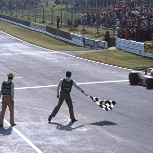 1978 British Grand Prix: Carlos Reutemann takes the chequered flag for 1st position