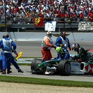 Formula One World Championship: The cars of Felipe Massa Sauber Petronas C23 and Christian Klien Jaguar Cosworth R5 after the first corner crash