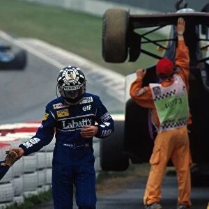 Formula One World Championship: Damon Hill Williams returns to the pits after spinning out of the race