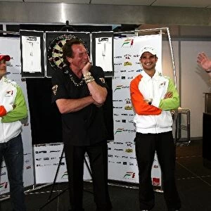 Formula One World Championship: Darts in the Force India F1 Team motorhome: Giancarlo Fisichella Force India F1; Bobby George Darts Legend; Vitantonio