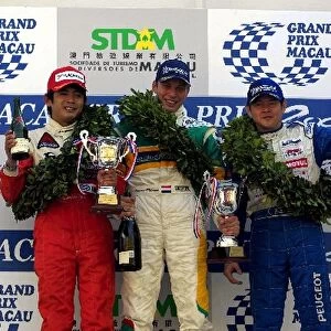 Guia Touring Car Race: Podium and results; 1st Duncan Huisman, 2nd Manabu Orido, 3rd C Nattavude