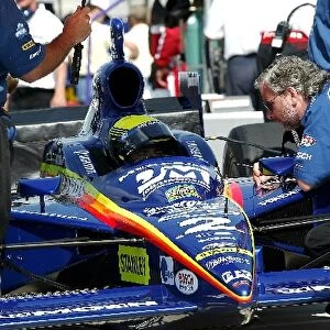 Indy Racing League: Richie Hearn replaces Vitor Meira in the Menards / Johns Manville Dallara Chevrolet and sets the second quickest time during