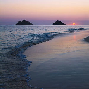 Hawaii, Oahu, Kailua, Lanikai, Sun sinking below horizon on beach