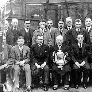 ALDERMAN J LUNN (HOLDING F. A. CUP), WITH THE TEAM AND DIRECTORS OF NEWCASTLE UTD