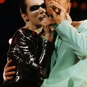 Annie Lennox & David Bowie singing at Freddy Mercurys Wembley Aids Concert