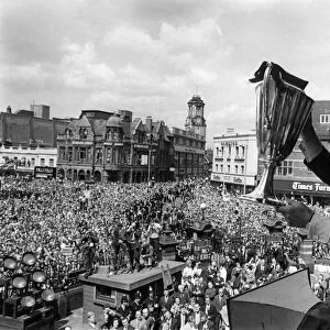 Bobby Moore with the cup at the Town Hall. May 1965 P011348