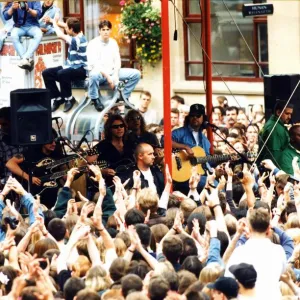 Bon Jovi play an accoustic gig in Queen Street, Cardiff - 15th June 1995 - Western Mail