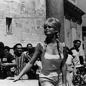 Brigitte Bardot 1961 posing for photographers in Italy for a final scene in