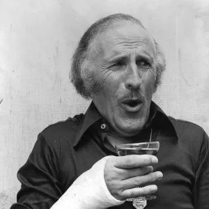 BRUCE FORSYTH DRINKING CHAMPAGNE WITH A BROKEN WRIST (09 / 01 / 1980)