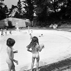 Busy time at Martins outdoor swimming pool in Wokingham, Berkshire, July 1976
