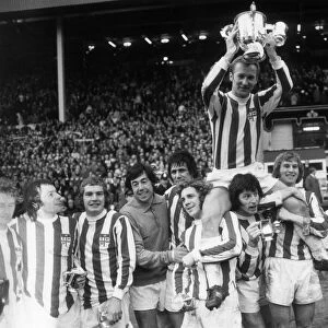 Chelsea v Stoke City 1972 League Cup Final Stokes captain Peter Dobing is hoisted