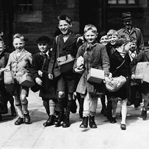 Children from Glasgow go off to the Government evacuation camp at Abington 1940