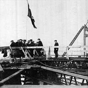 Construction of the new Tyne Bridge. Hoisting the Union Jack on the top after the joining
