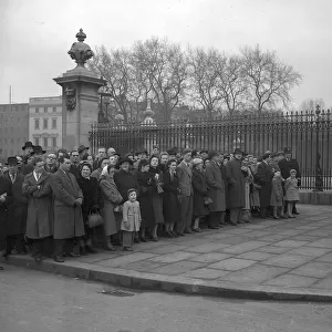 Death of King George VI - crowds gather at the gates of Buckingham Palace