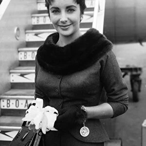 Elizabeth Taylor at Heathrow Airport 1954 Elizabeth Taylor in her prime was