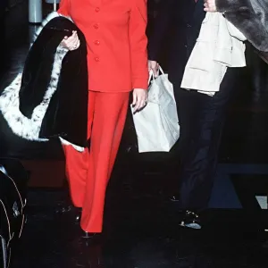 Elizabeth taylor with Henry Wynberg at London airport 1975