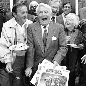 Ernie Wise unveils the plaque May 1992 on the house in Grey Close Hampstead