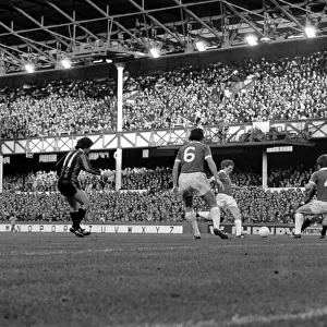 Everton 0 v Manchester City 1. Division 1 Football October 1981 MF04-11-035