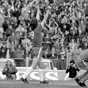 Football: Chelsea (2) vs. Luton (0). April 1977 77-02023-024