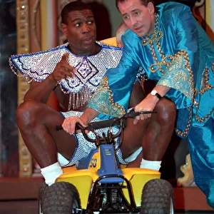 FRANK BRUNO AND MICHAEL BARRYMORE IN PANTO AT THE DOMINION THEATRE, LONDON - 16 / 12 / 1989