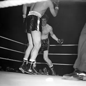 Freddie Mills (right) thows a left at the American Joey Maxim (slapsy Maxi