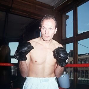 Henry Cooper Boxer in gym standing with hands up in sparing pose 11th October 1987
