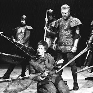 Janet Suzman (Joan of Arc) Donald Sinden (centre standing) (Richard of York