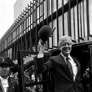 JIMMY CARTER STEPPING OUT OF CAR IN NEWCASTLE - 01 / 07 / 1987