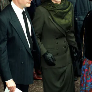 JOAN COLLINS AT LAURENCE OLIVIER MEMORIAL SERVICE AT WESTMINSTER ABBEY