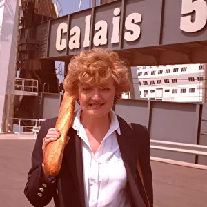 JULIA MCKENZIE IN CALAIS WITH A BAGUETTE 21 / 06 / 1989