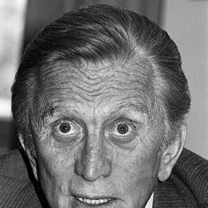 Kirk Douglas April 1987 at the Grosvenor House Hotel fot daily mirror interview with