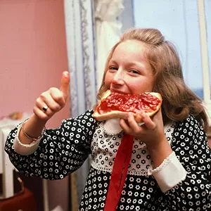 Lena Zavaroni eating a piece on jam and giving thumbs up sign