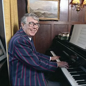 LESLIE CROWTHER - TV PRESENTER, AT HIS PIANO AT HOME 16 / 09 / 1994