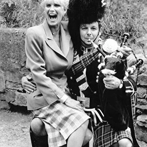 Linda Evans actress on a Pipers knee in Edinburgh July 1985 dbase
