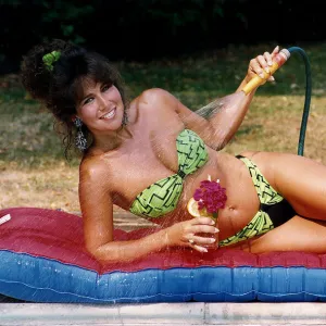 Linda Lusardi Model / TV Presenter cools off in today