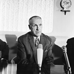 Liverpool manager Bill Shankly announces his retirement