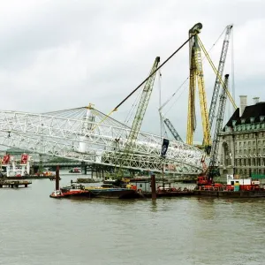 THE LONDON EYE MILLENNIUM FERRIS WHEEL October 1999 - 12pm The giant ferris