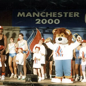 Manchester 2000 Olympic Bid, Crowds await official announcement on who will be hosting