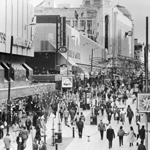 Manchester City centre busy with January Sale shoppers. 7th January 1987