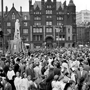 Manchester Whit Walks. Children / Crowds / Celebrations. June 1960 M4479-011