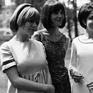 Marianne Faithful (L) and Sandie Shaw (C) 1965 in Ladybirds TV programme