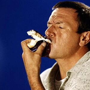 Michael Elphick Actor eating a cream cake A©Mirrorpix