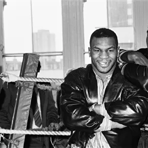 Mike Tyson meets Frank Bruno. Tysons in London to see Frank Bruno against James