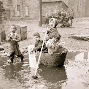 I baraccopoli del distretto di Gorbals a Glasgow dove i bambini utilizzano qualsiasi materiale a portata di mano. I baraccopoli del distretto di Gorbals a Glasgow dove i bambini utilizzano qualsiasi materiale a portata di mano.