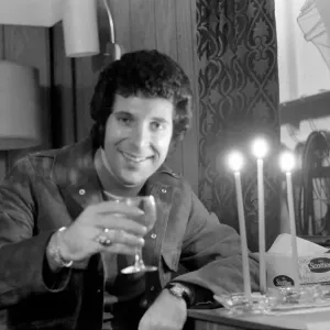 Tom Jones: velas en su caravana en Elstree durante una pausa en las repeticiones. Tom Jones: velas en su caravana en Elstree durante una pausa en las repeticiones.
