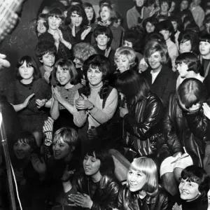 Un público al mediodía en el Cavern Club de Liverpool. El club ha sido la plataforma de lanzamiento. Un público al mediodía en el Cavern Club de Liverpool. El club ha sido la plataforma de lanzamiento.