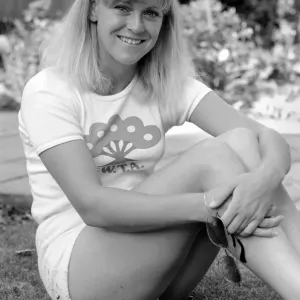 La número uno de tenis femenina británica Sue Barker se relaja durante una sesión de fotos. La número uno de tenis femenina británica Sue Barker se relaja durante una sesión de fotos.